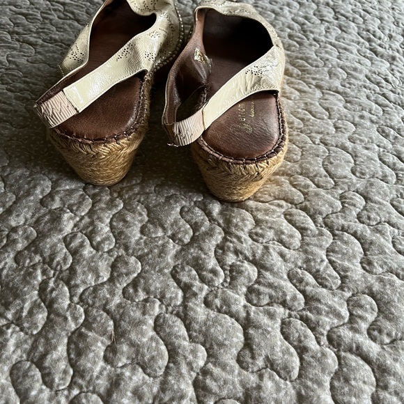 Eric Michael, Perforated design, Ivory, Open toe, Wedge, Euro Size 41 - Picture 3 of 6